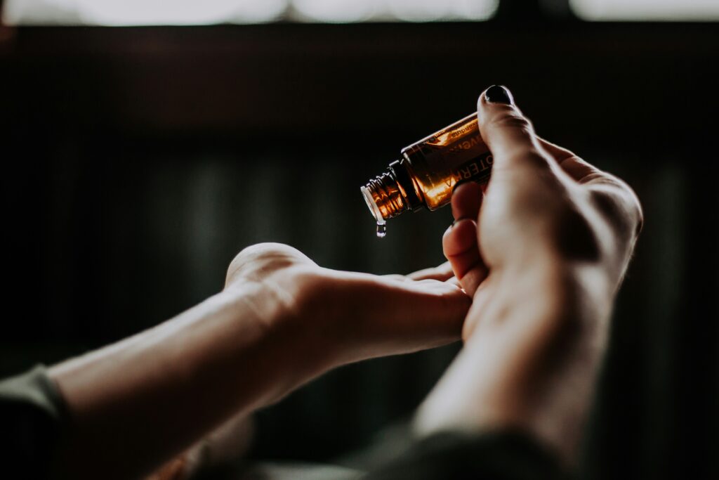 Mains et huile de massage
